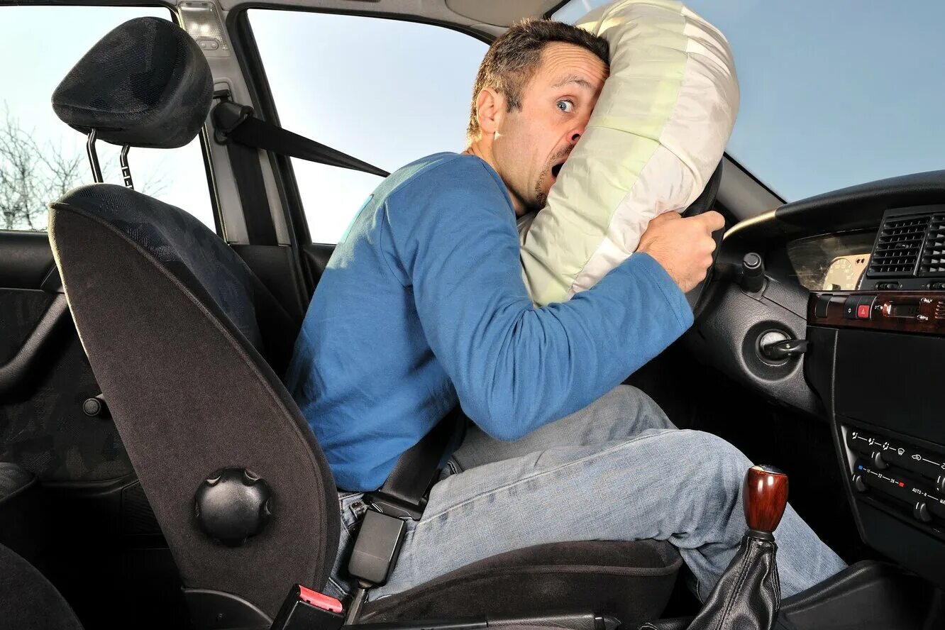 Про подушку безопасность. Подушка безопасности в машине. Подушка безопасности в ремне безопасности. Ремень безопасности водителя в автомобиле. Человек в авто.