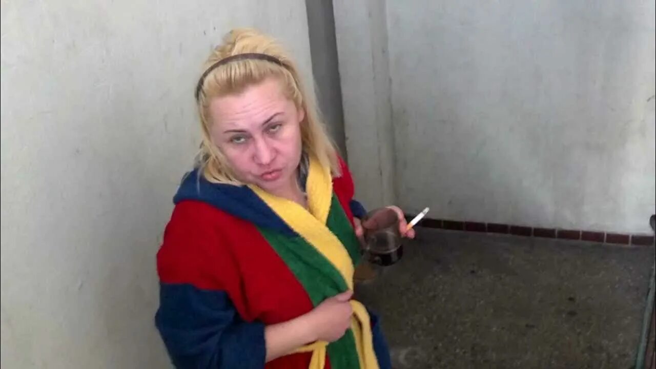 Ты у меня из головы даже покурить не. Курящие учительницы. Женский перекур на улице. Курящая женщина в семье. Человек на балконе.