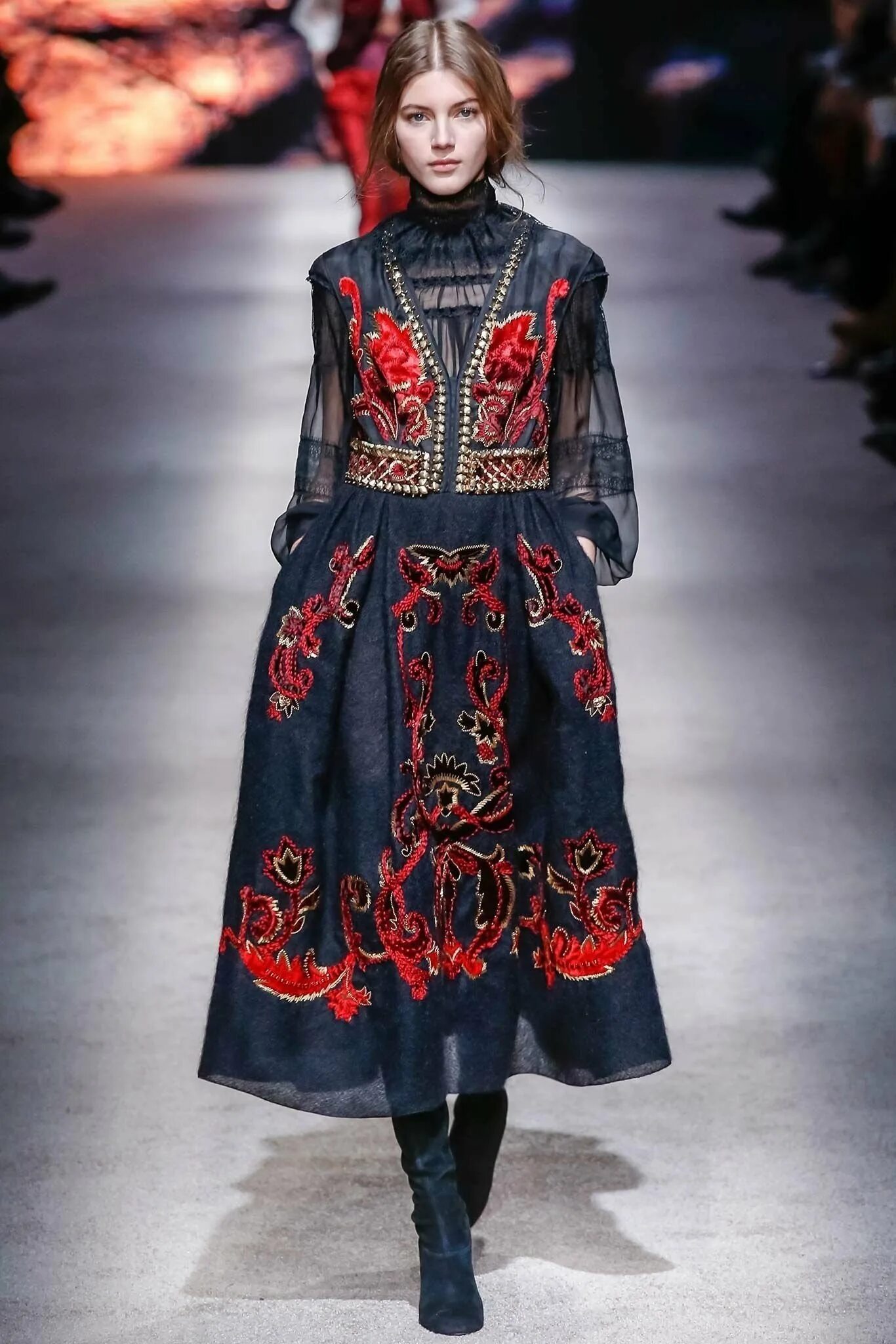 Современная одежда в народном стиле. Современная одежда в русском стиле. Русский национальный стиль в одежде. Стиль аля рюс. Платье в фольклорном стиле.