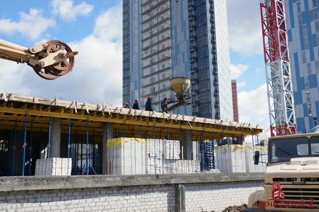 Участки строительной площадки. Строители на площадке. Псков фото города 2022. Перспективные линии метро. Ледовая арена новосибирск строительство.