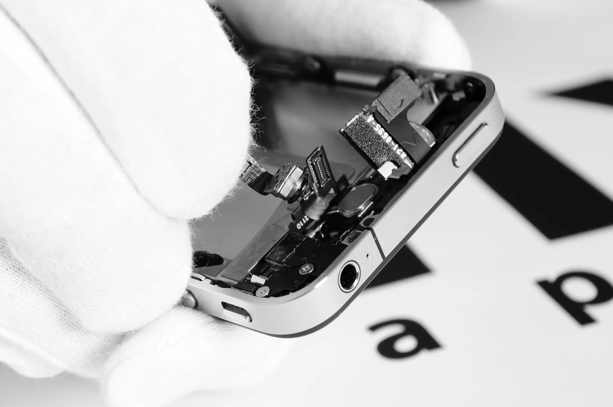 Ремонтирует смартфон. Сервисный центр заменил iphone. Где ремонт айфонов. Починка телефонов. Где ремонт айфонов.