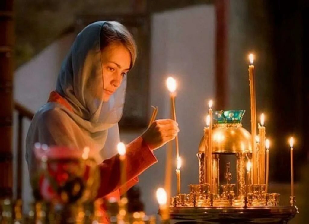 Радоница троица. Родительская поминальная суббота. Девушка в храме. Пасха Церковь свечи. Женщина молится в храме.