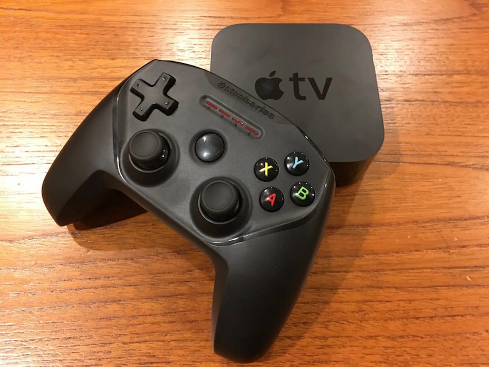 Игровая приставка джойстиками телевизор. Steelseries Nimbus 69070. Apple TV Gamepad. Контроллер приставка Apple TV. Apple TV Nimbus.