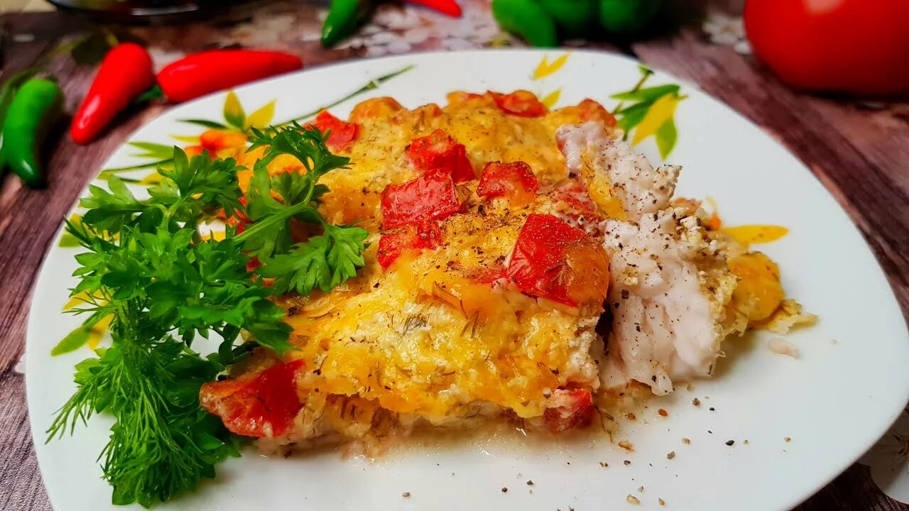 Филе минтая под овощами. Семга под сыром. Рыба под сыром. Минтай с помидорами и сыром в духовке. Минтай с овощами под сыром.