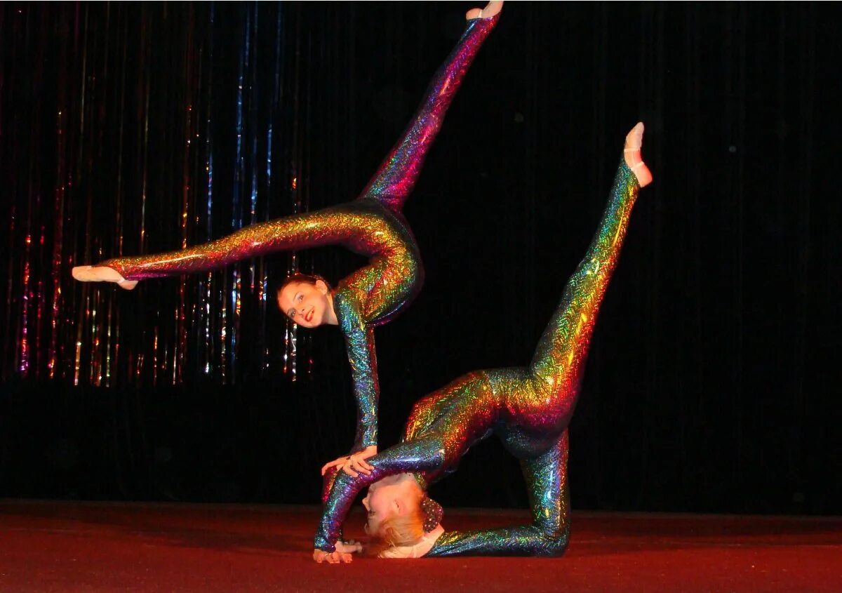 Цирковой каучук елена колесова. Каучук цирк. Каучук цирк. Каучук цирк. Акробатика каучук цирк массимо.