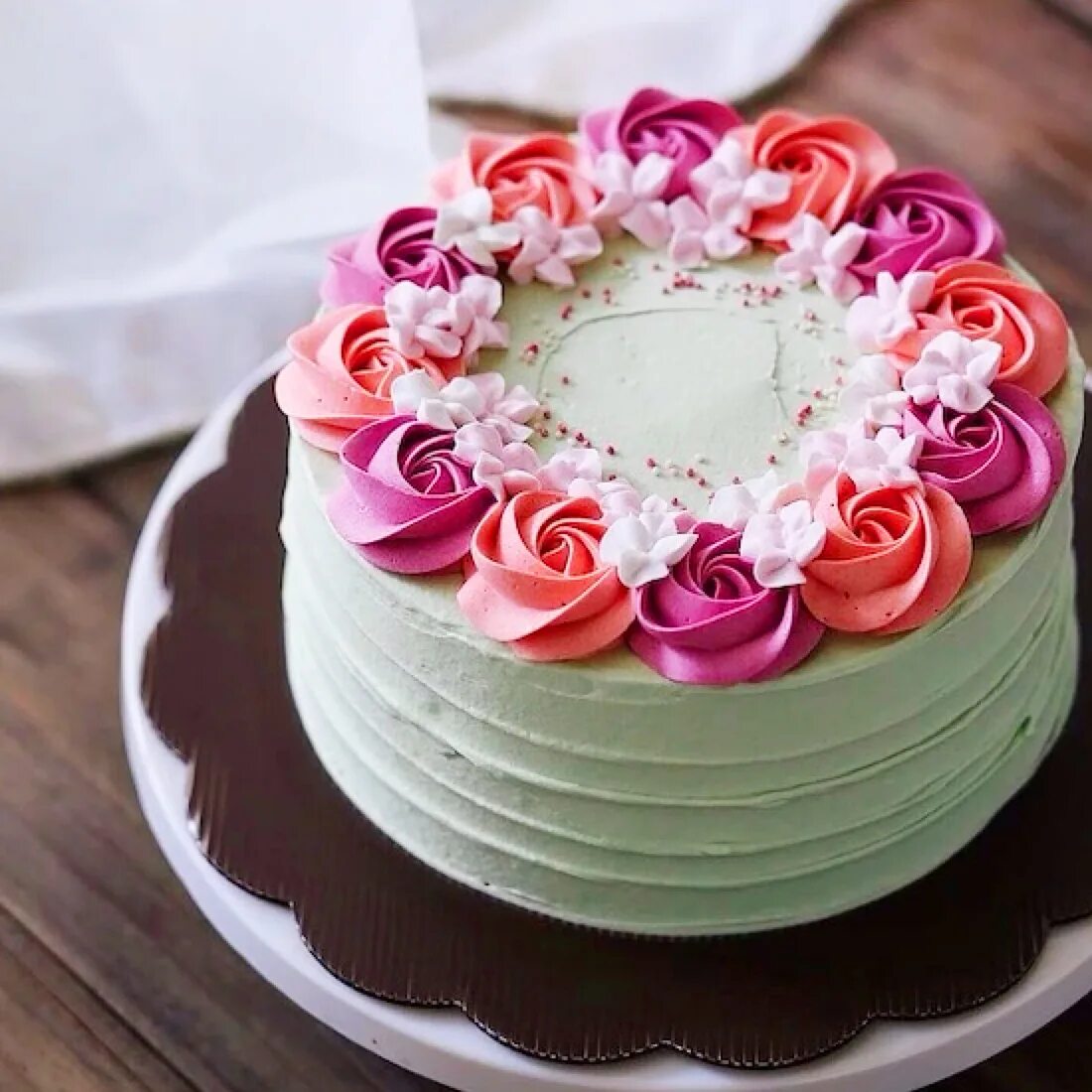 Cake decorating. Декор торта кремом чиз. Крем чиз цветы. Стильное украшение торта. Кремовое украшение торта.