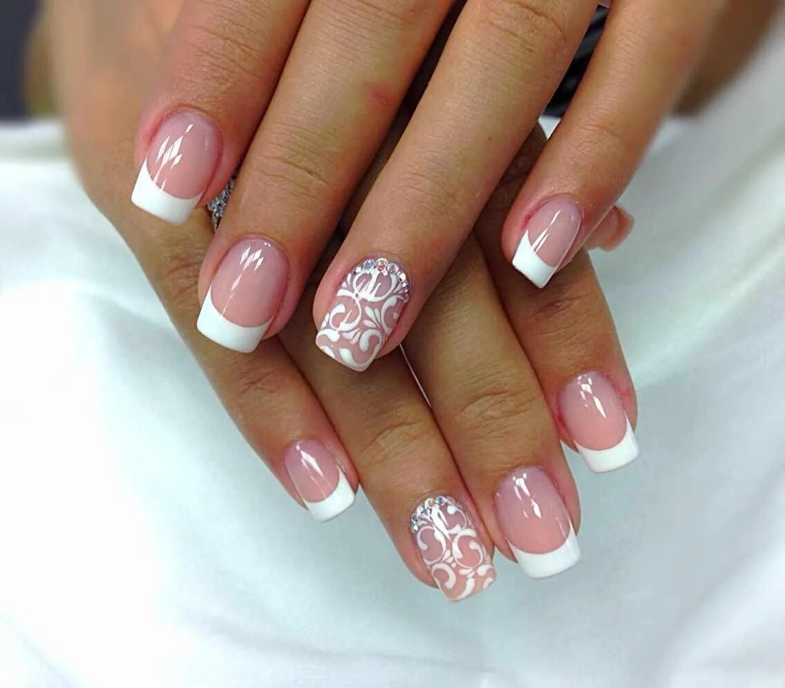 френч маникюр. гель лак французский маникюр. гель лак френч со стразами. белый френч. шеллак французский маникюр со стразами.