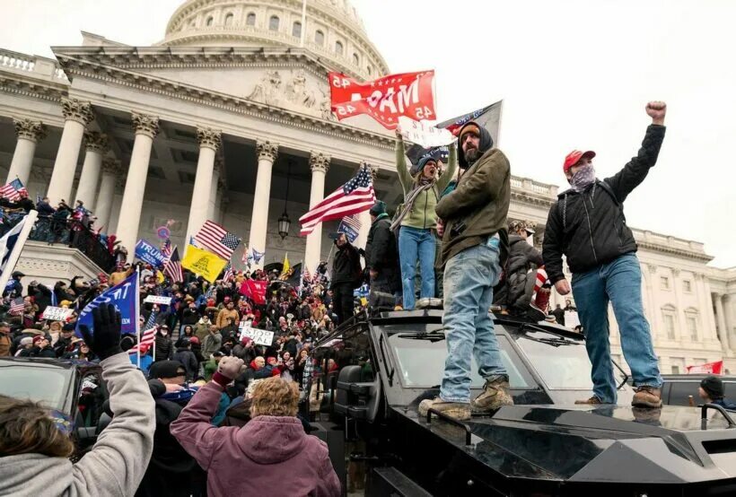 В сша установилась. Капитолий сша в вашингтоне. протесты в сша штурм капитолия. захват капитолия сша 2025. штурм капитолия в вашингтоне.