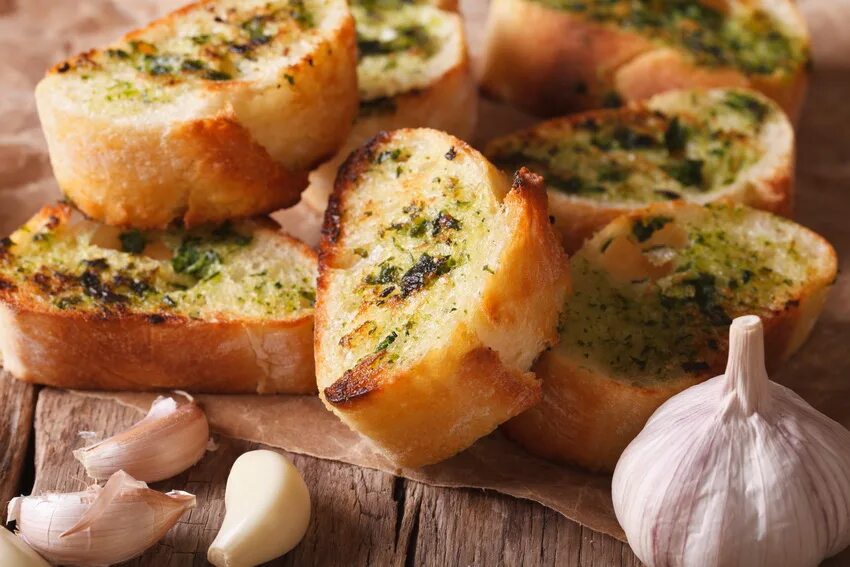 Хлеб с чесночным маслом. Чесночный хлеб с сыром и зеленью. Крутоны из чеснока и трав. Гренки в яйце и молоке. Гренки с яйцом и чесноком.