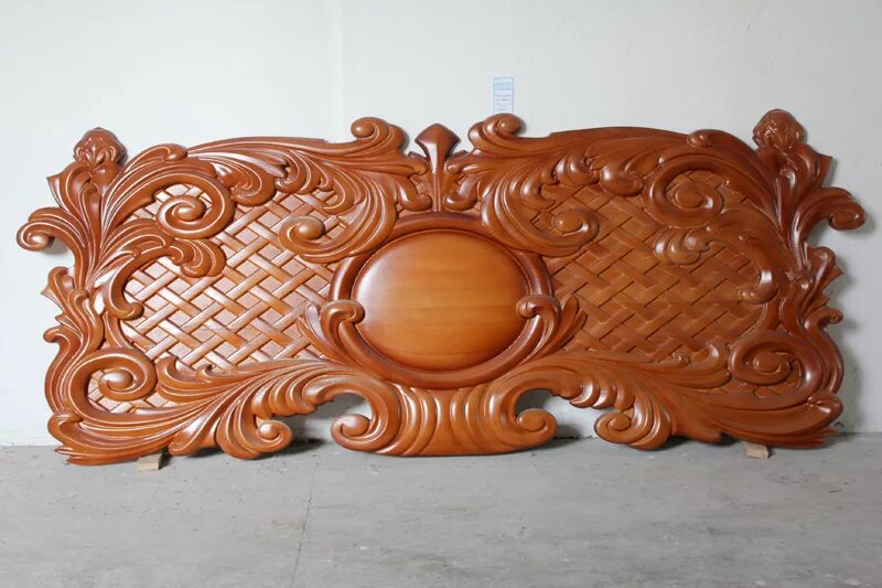 резная полоска по дереву.