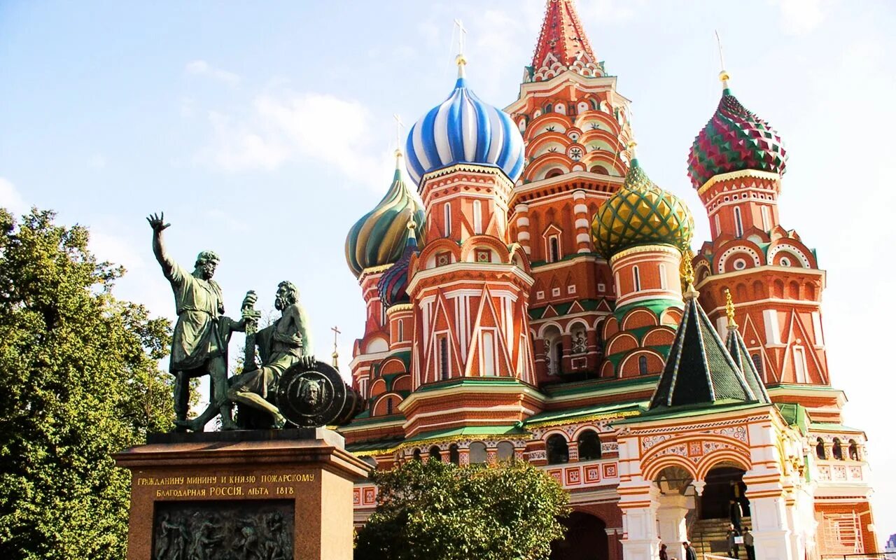 Достопримечательности москвы памятник минину и пожарскому. Памятники культуры. Памятники культуры и искусства москва. Памятники культуры и искусства москва. Памятник минину и пожарскому в москве.