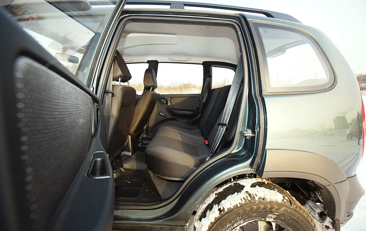 Открыть заднюю дверь нива шевроле изнутри. Chevrolet niva задний ряд. нива шевроле и рено дастер.
