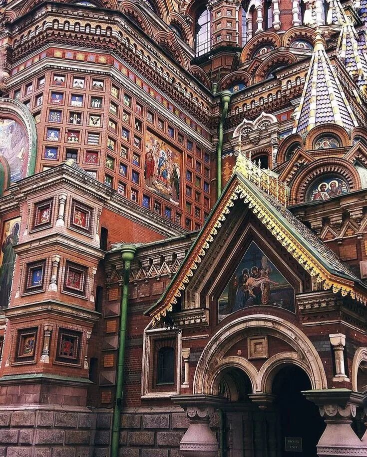 Architecture russia. Храм Спаса-на-крови Санкт-Петербург фасад. Храм Спаса на крови детали архитектуры. Пряничный домик Питер.