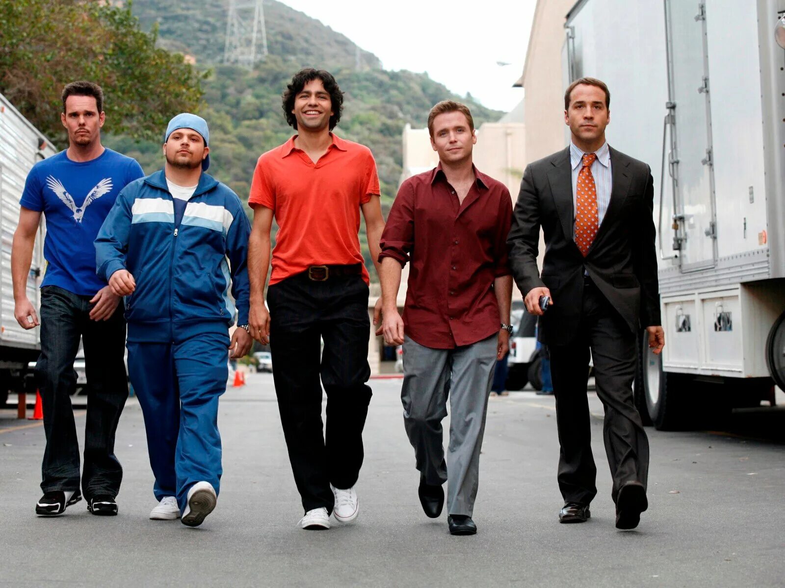 Смотрящий красавец. Красавцы сериал девушки. Entourage season 6. Сериал красавцы антураж. Бегство фильм 2007.