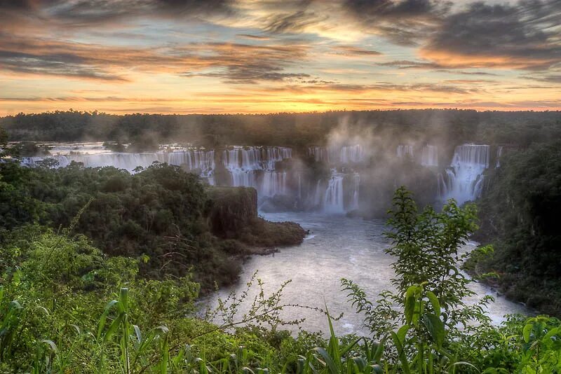 Страна многих вод. Парана водопад Игуасу. Игуасу (национальный парк, Аргентина). Национальный парк Игуасу водопады. Бразилия водопады Игуасу.