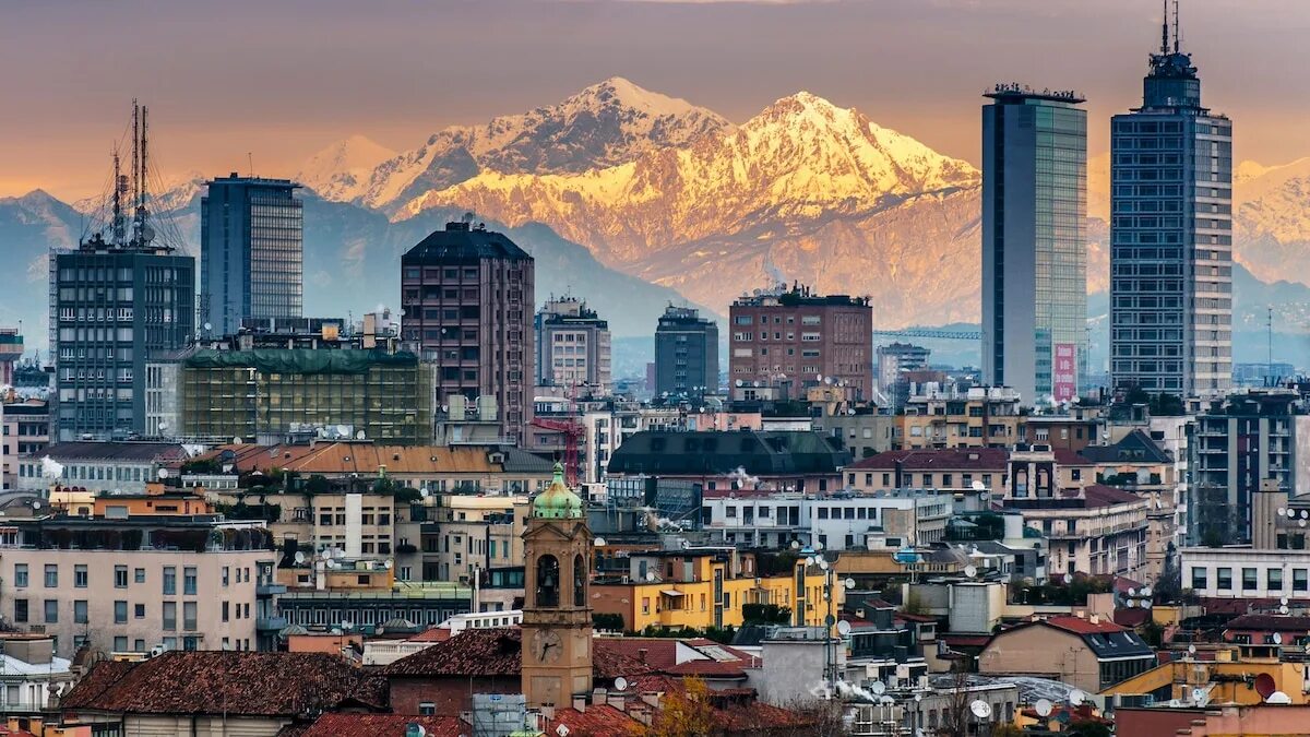 Черно белая улица. Италия мегаполис. Венеция панорама города. Центр города рима. Милано город в италии.