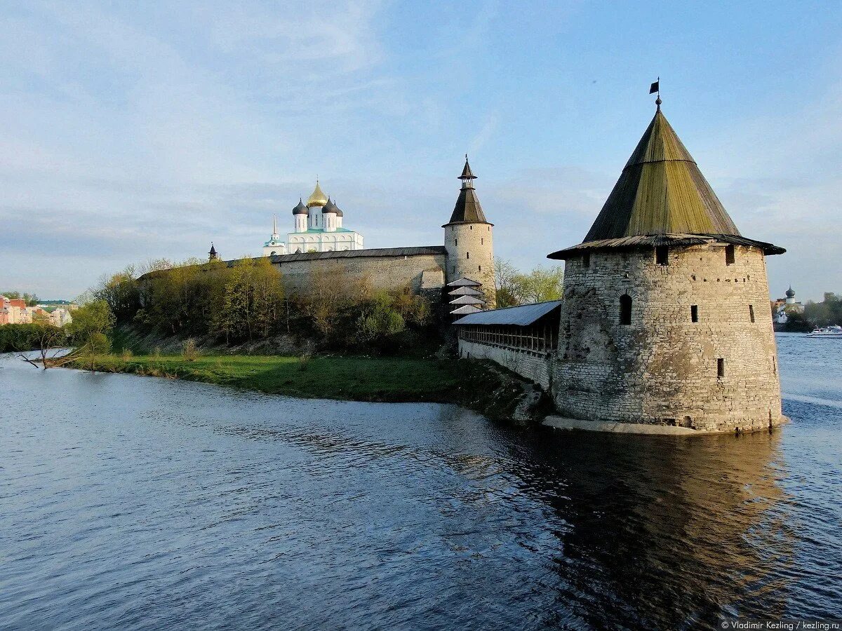 Новгородский детинец великий новгород. Древняя русь город псков. Древнерусский город псков. Древняя русь город псков. Каменный кремль в пскове.