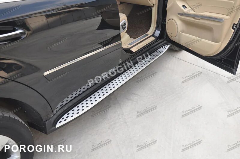 Подножки на мерседес мл 164. 164 690 0055. W164 ml пороги. Пороги ml 164. Подножки на мерседес мл 164.