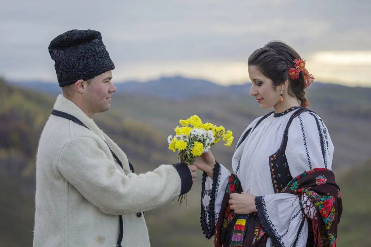 Драгобете румынский праздник. Драгобете молдавский праздник. Румыния люди. Румыния жители. Румыны фото