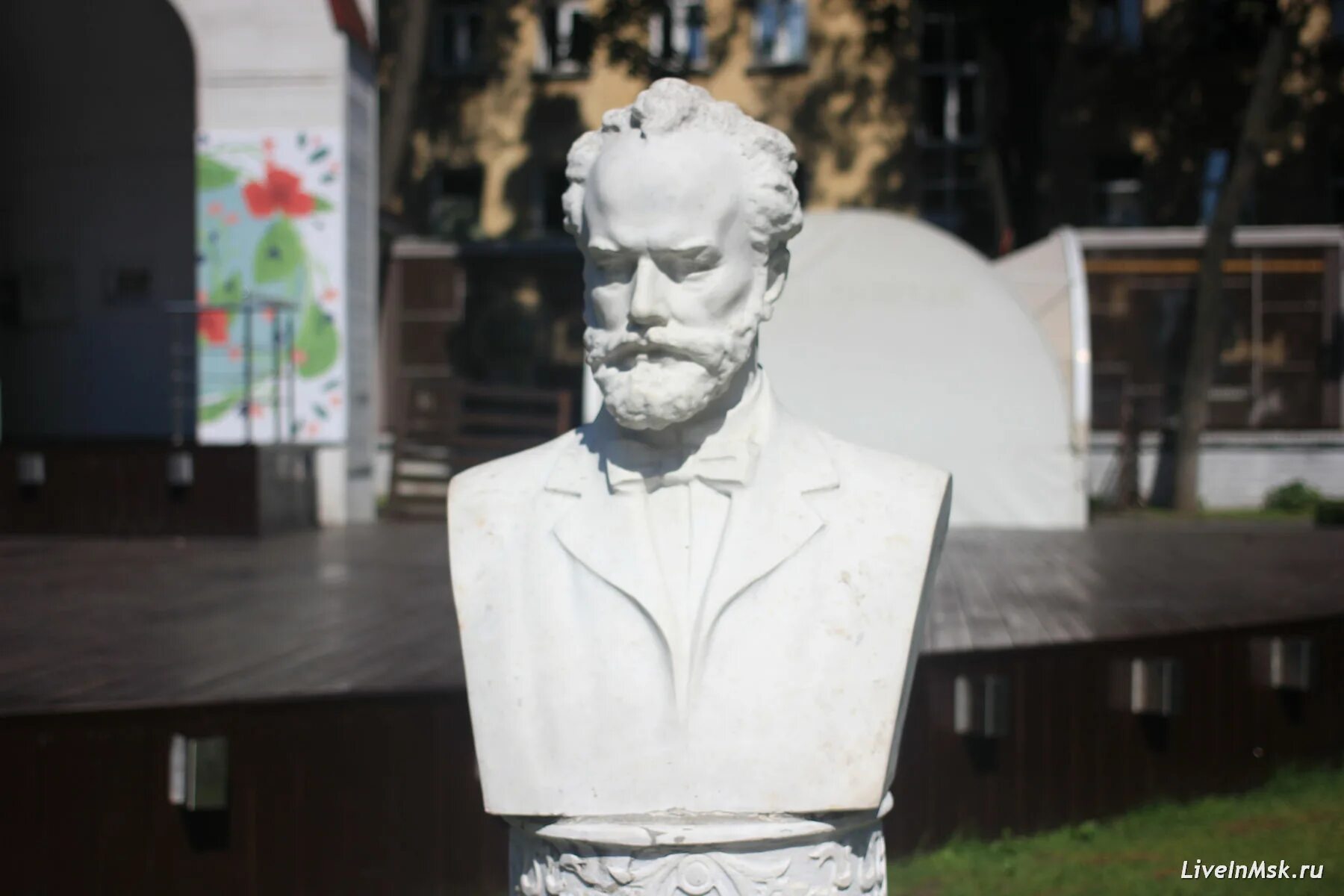 Бюсты в саду эрмитаж. Памятник-бюст виктора гюго в саду эрмитаж. Сад эрмитаж памятник данте. Бюсты в саду эрмитаж. Бюст виктора гюго в саду эрмитаж.