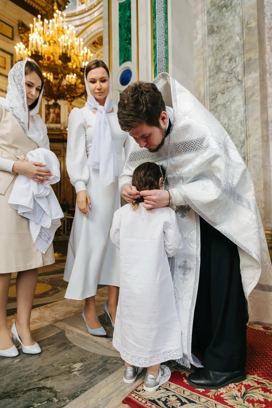 индивидуальное крещение. крещение детей в православной церкви. крестины ребенка. с крещением христианские. крещение ребенка.