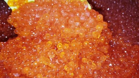Икра форели лопается