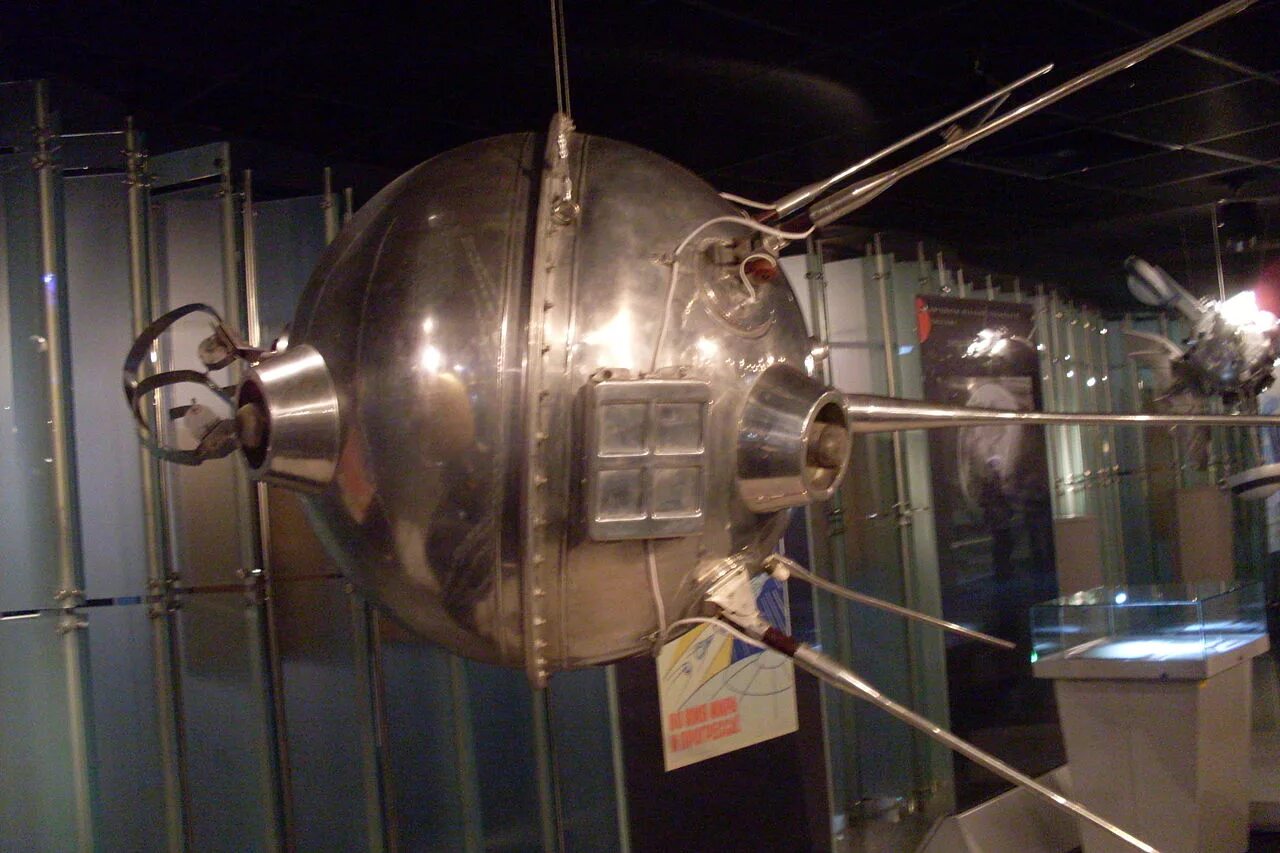 Первые космические победы. Луна-1 автоматическая межпланетная станция. Луна-25 автоматическая межпланетная станция. Советская станция Луна 1. Первый искусственный Спутник солнца Луна-1.