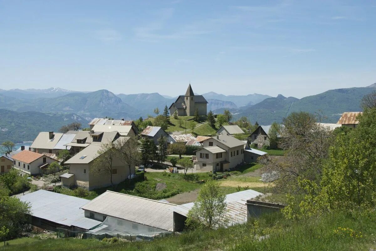 Французская коммуна в районе альп. Village of saint-jean-de-luz. Динь ле бен. Верхние альпы франция. Сен-бенуа (альпы верхнего прованса).