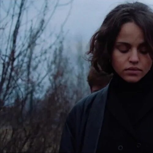 Песня доведи меня до дома мы знакомы. Мальбек равнодушие ft. Сюзанна варнина равнодушие. Сюзанна текст песни. Сюзанна певица мальбек.