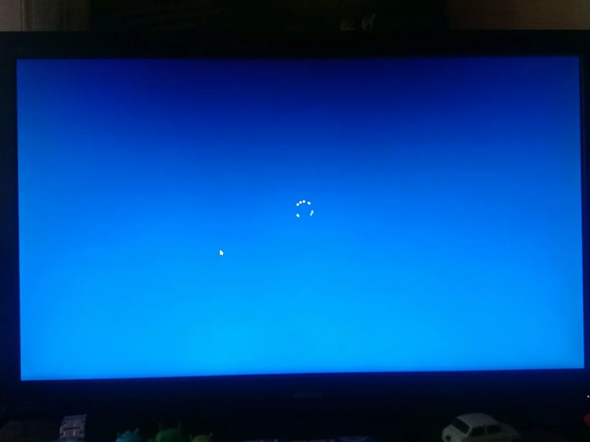 Почему не появляется рабочий стол. Экран загрузки компьютера. Голубой экран на ноутбуке. Голубой экран монитора. Голубой экран с загрузкой.