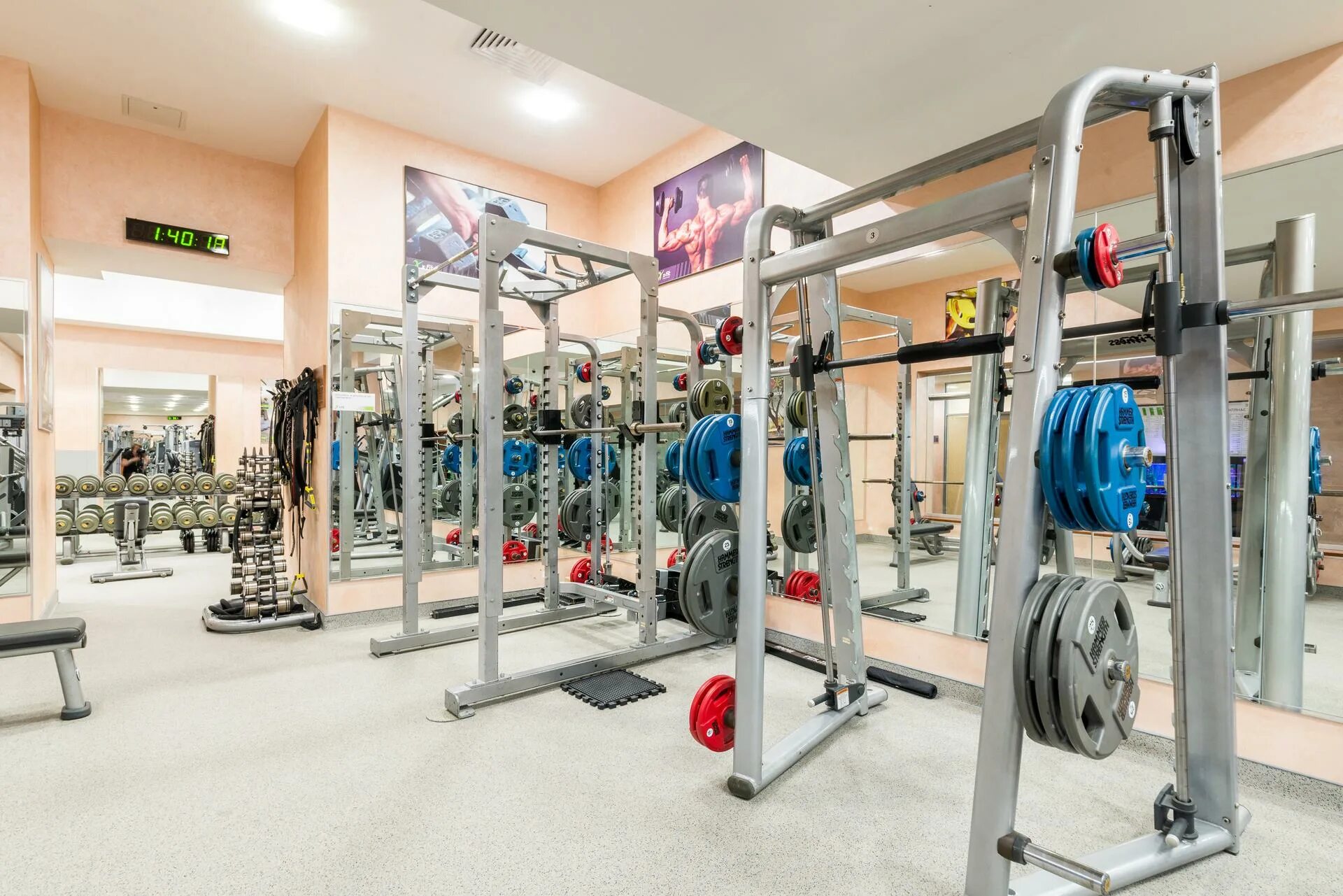 +кот xfit сенатор. Фитнес фит москва. Икс фит чистые пруды. Дешёвый тренажёрный зал. X fit пушкино.
