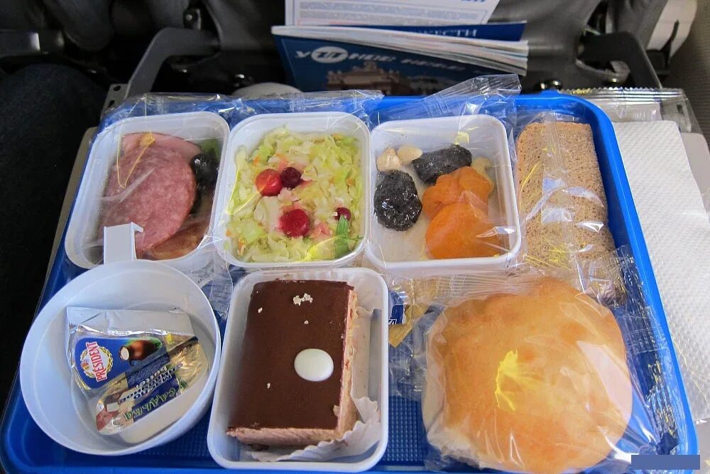 Можно еду на борт самолета. UTAIR Airlines питание. Pegas Fly бортовое питание. Набор еды в самолете. Обед в самолете.
