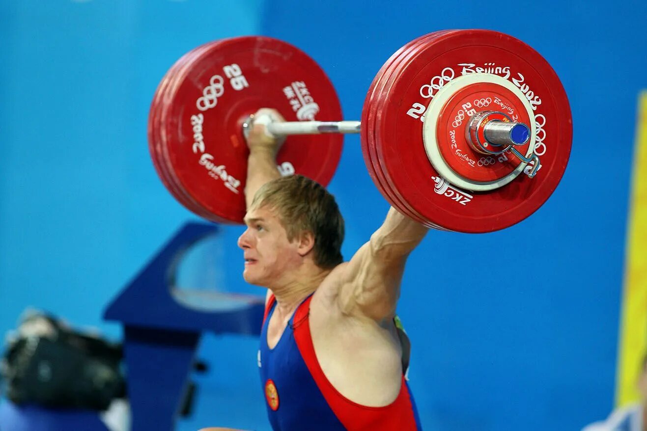 Спортсмены на соревнованиях по тяжелой атлетике поднимают. Тяжелая атлетика Южноуральск.