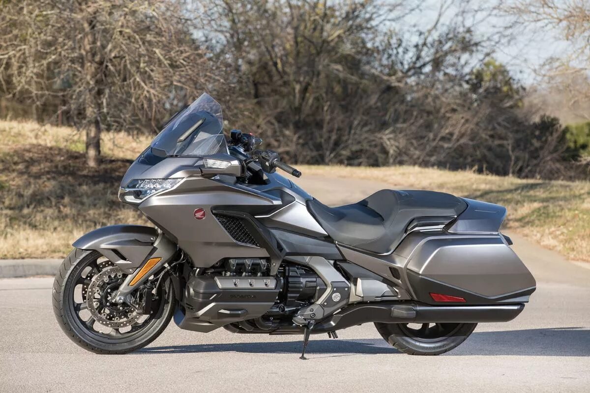 Мотоцикл honda wing. Honda Gold Wing 2018. Мотоцикл Honda Gold Wing gl1800. Honda gl1800 Gold Wing. Honda Gold Wing.