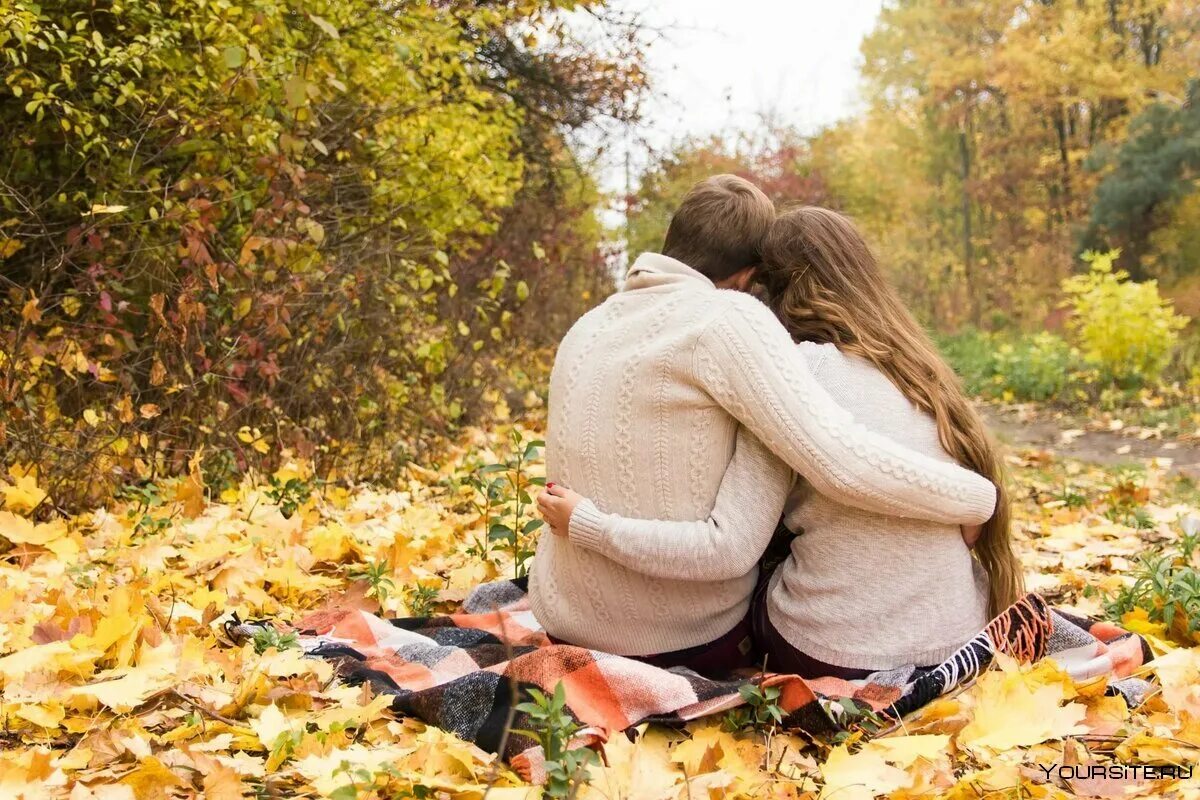 Осень любовь. Осенние объятия. Осень влюбленные. Пара осенью в парке.