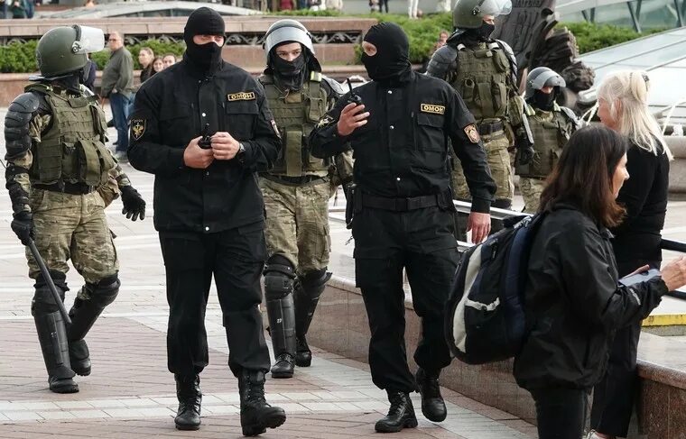 Приехал омон. Свадьба в форме омона. Омон массовые мероприятия. Омон приехал. Приехал омон.