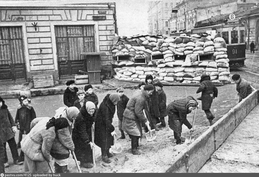 15 октября 1941. Московская паника 1941. паника в москве 16 октября 1941. баррикады в москве 1941. паника в москве в октябре 1941.