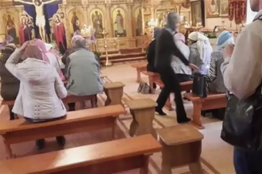Церкви принимающие вещи. Скамейки в православных храмах. скамьи в православном храме. скамеи в православной церкви. православной церкви есть скамейки.