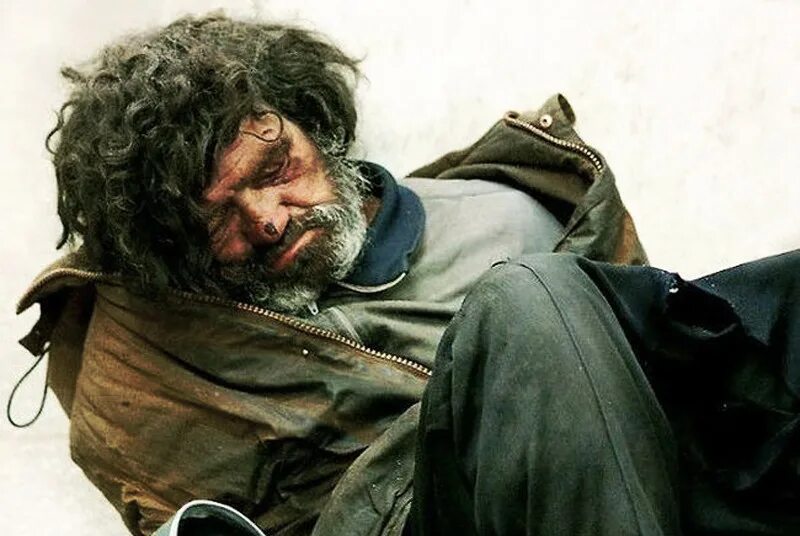 Бомж толик. Он просто бомж. Задумчивый бомж. Он просто бомж. Бомж толик.