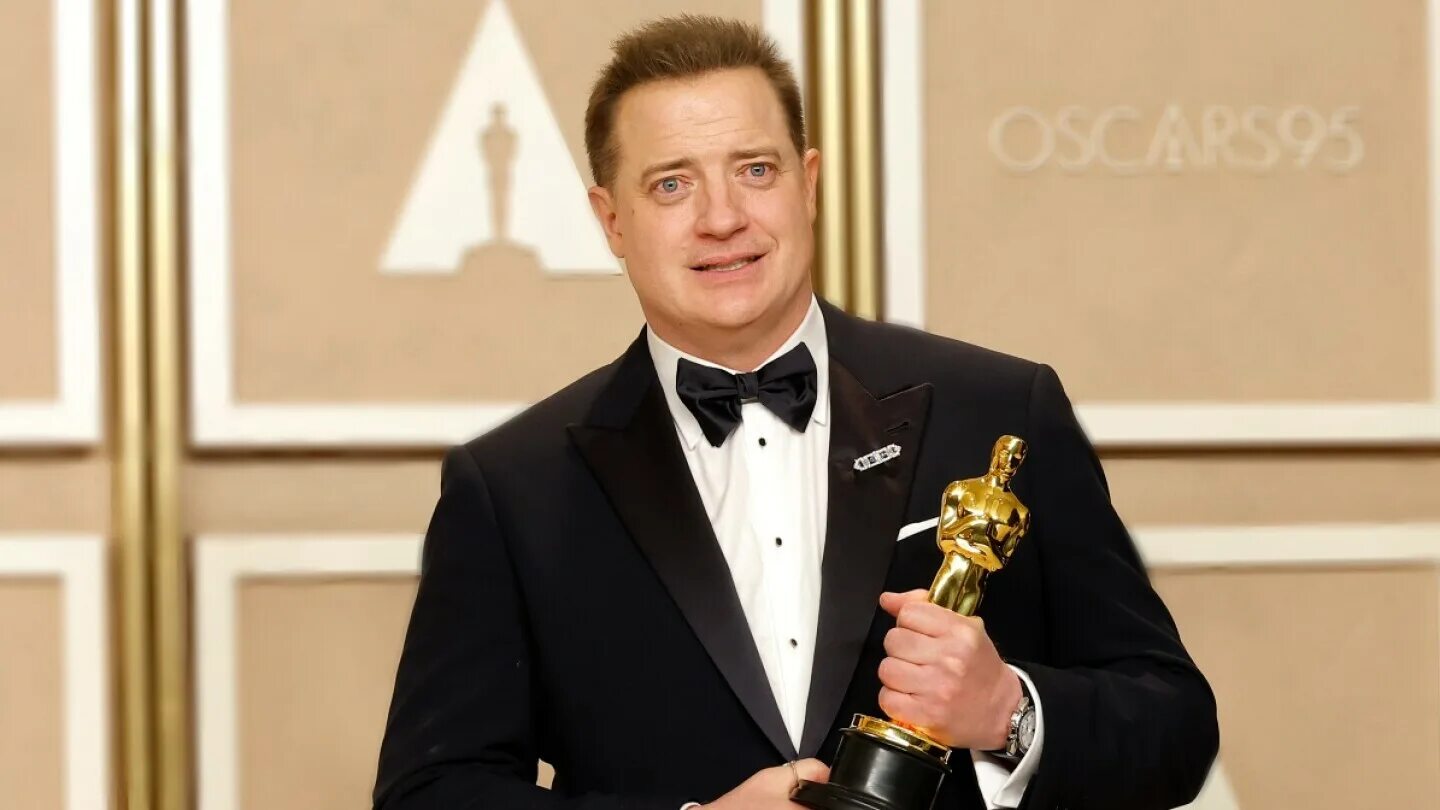 Оскар брендан. Брендан Фрейзер Оскар. Brendan Fraser Oscar 2023. Брендан Фрейзер сейчас 2023. Брендан Фрейзер 2023 похудел сейчас на Оскар.