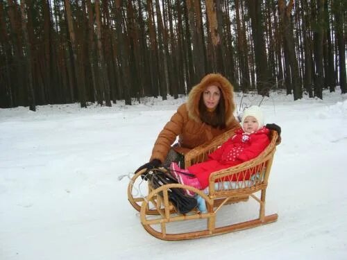 Мамочка саночках видео. Женщина на санках. Санки Воткинские. На саночках каталась девушка. C девушкой на санках.