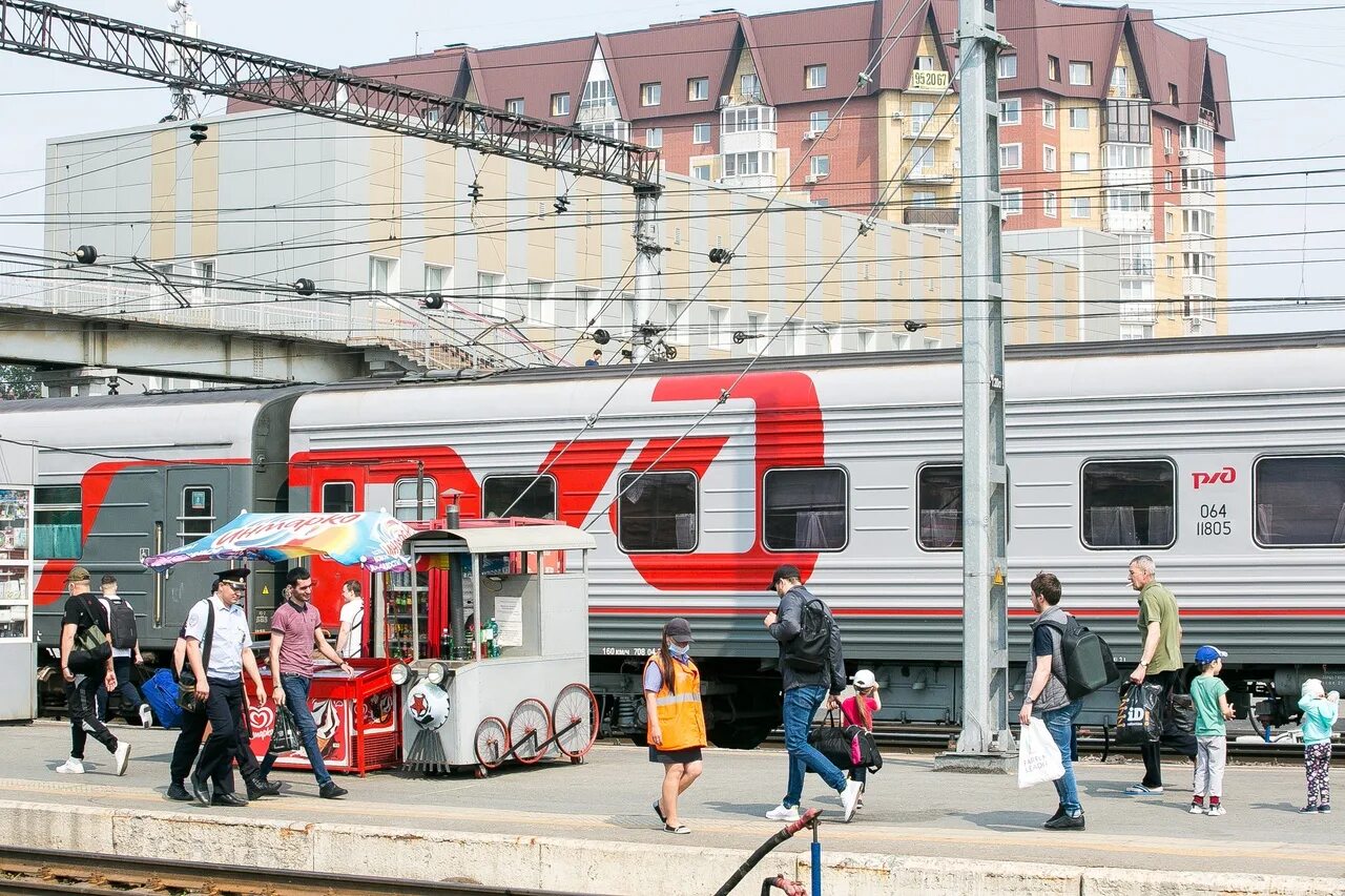 Поезда ближнего следования. Поезд дальнего следования. Поезд Тюмень. Электричка Тюмень. Пассажирские поезда России.