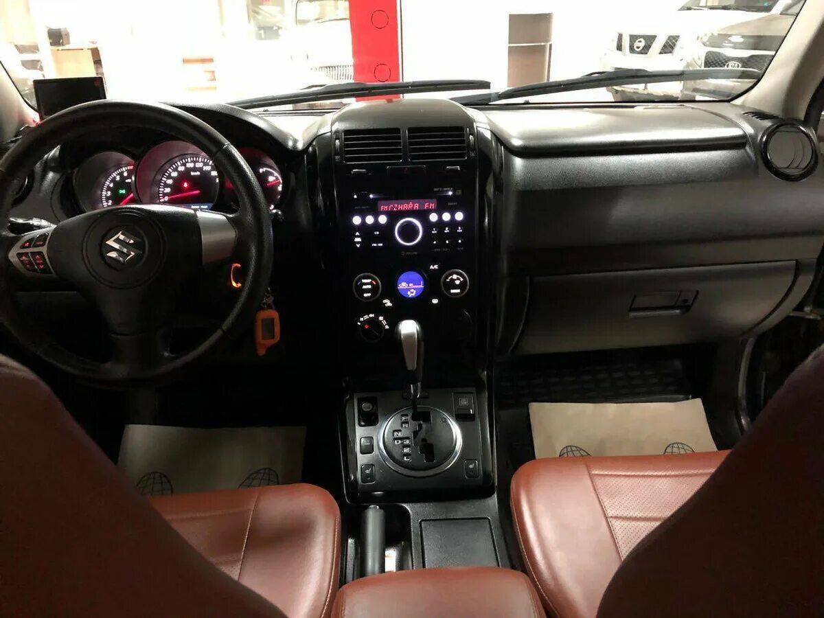 Suzuki grand vitara салон. Grand Vitara 2008 салон. Suzuki Grand Vitara 2008 интерьер. Сузуки Гранд Витара 2008 салон. Сузуки Гранд Витара 2008 года салон.