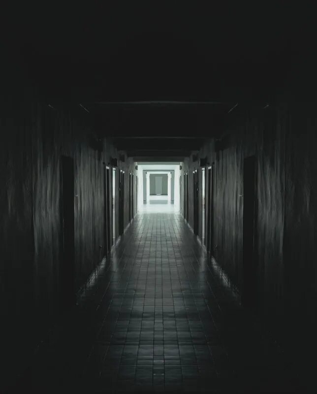 Тёмный силуэт в коридоре. Темная лестница. Страшный коридор. Темный страшный коридор. Страшный коридор.