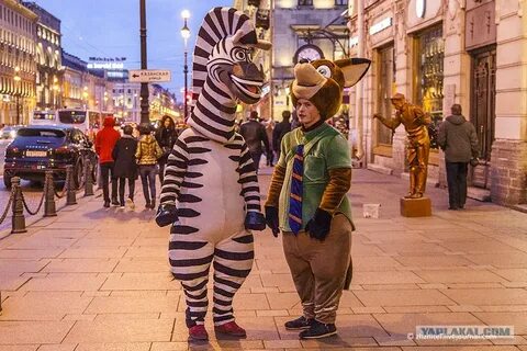 Люди в костюмах в питере