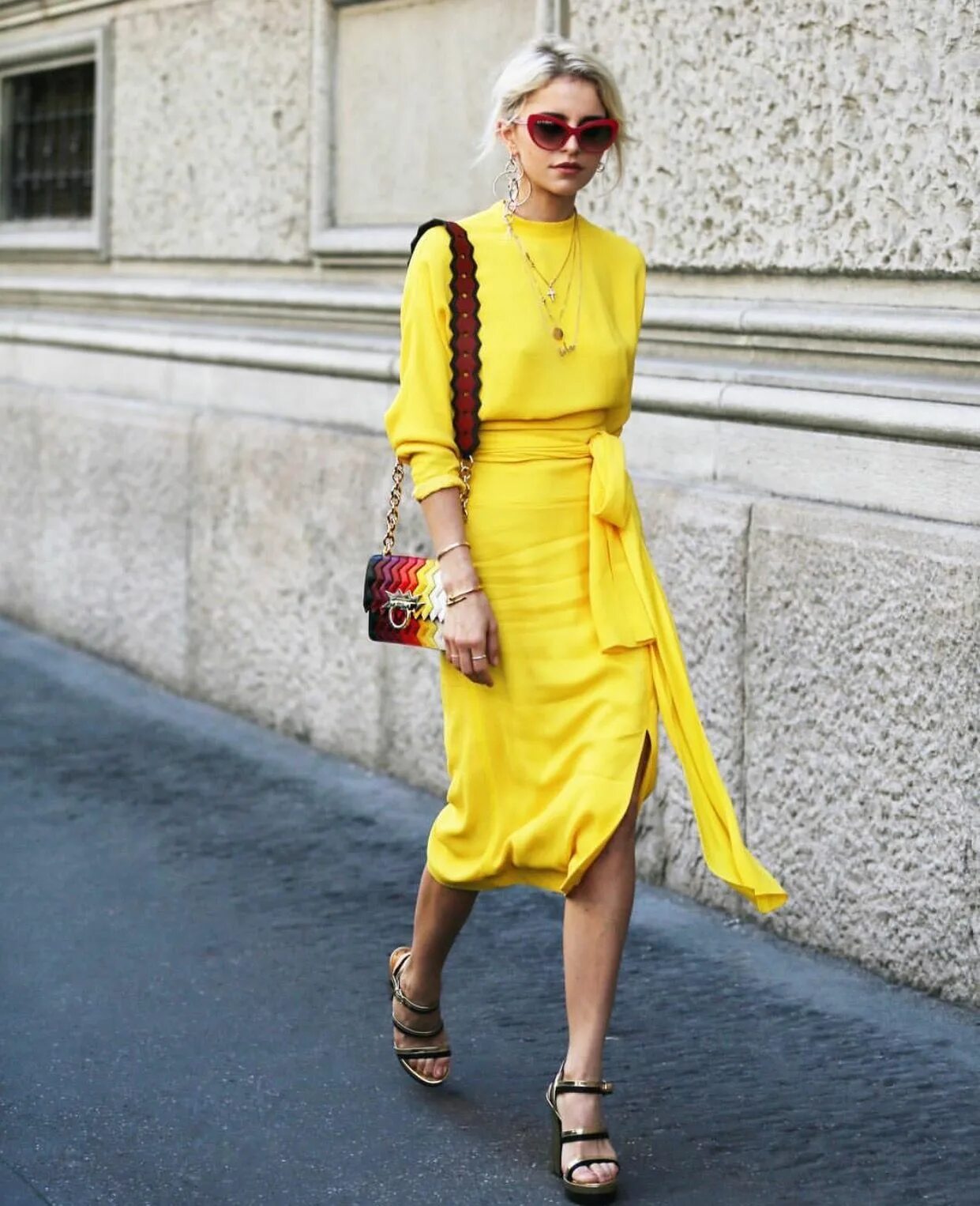 Желтый цвет в одежде. Горчичный цвет в одежде. Лимонный цвет в одежде. Одежда в желтых тонах. Стрит стайл мэн италия.