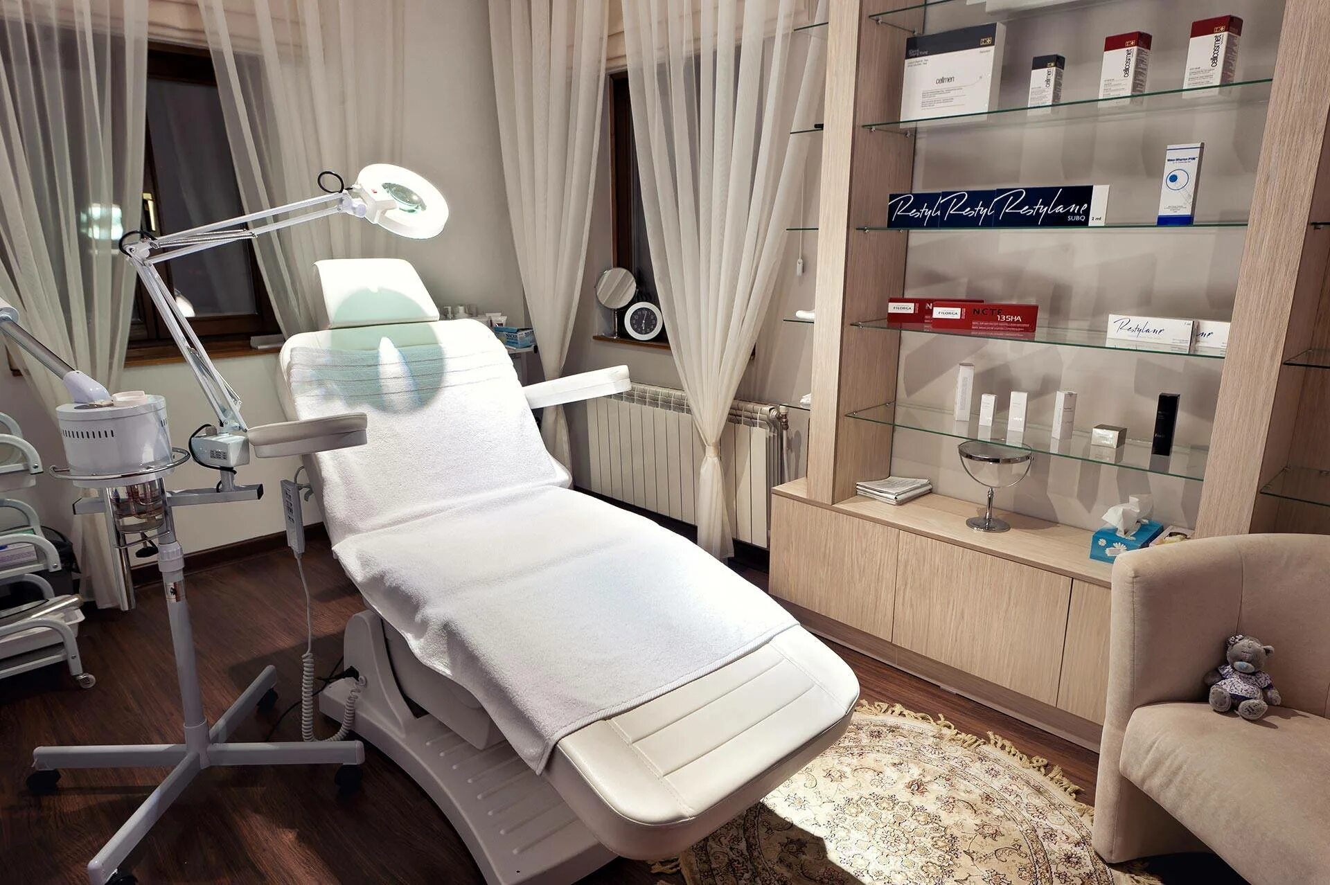 Маникюрный салон. Стоит ли открывать салон. Маникюрный салон в синих тонах. Маникюрный салон в бело голубых тонах. Салон красоты с посетителями.