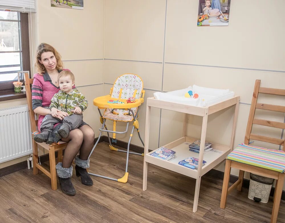 Мама в комнате