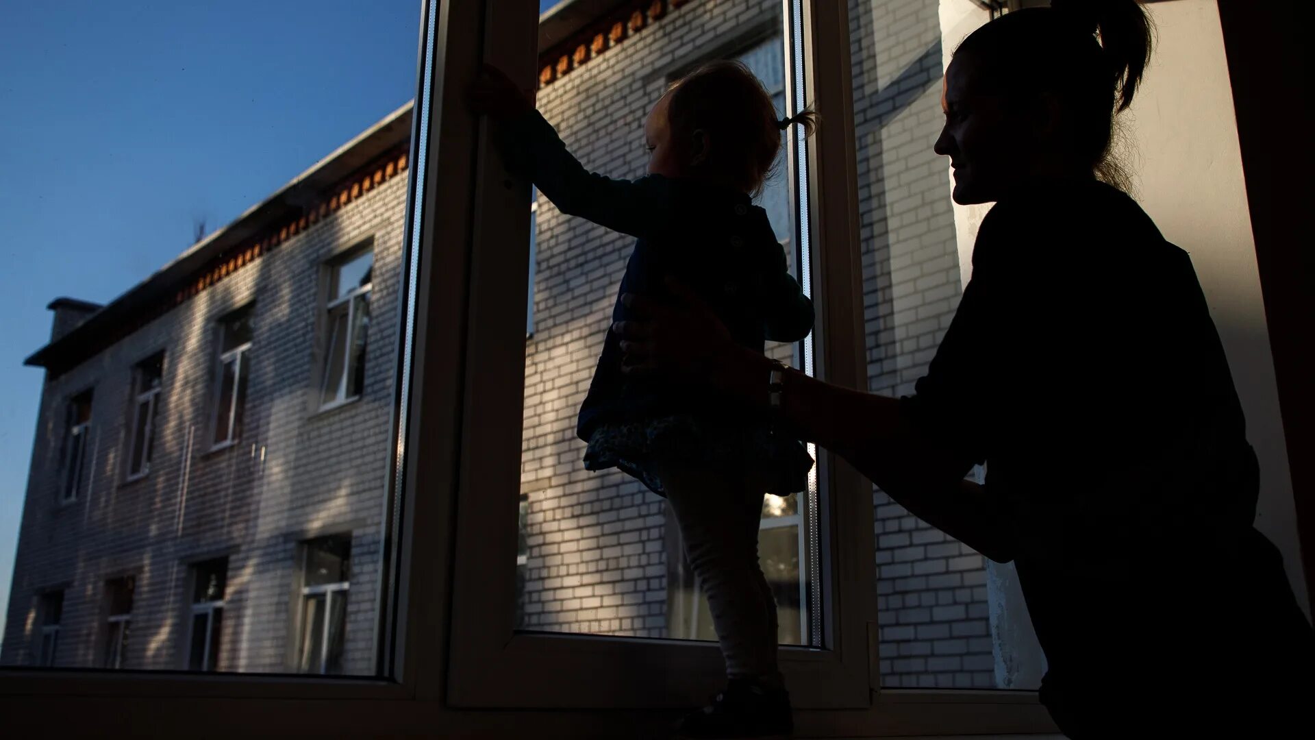 Фото из окна. Ребенок у окна. Дети под окном.