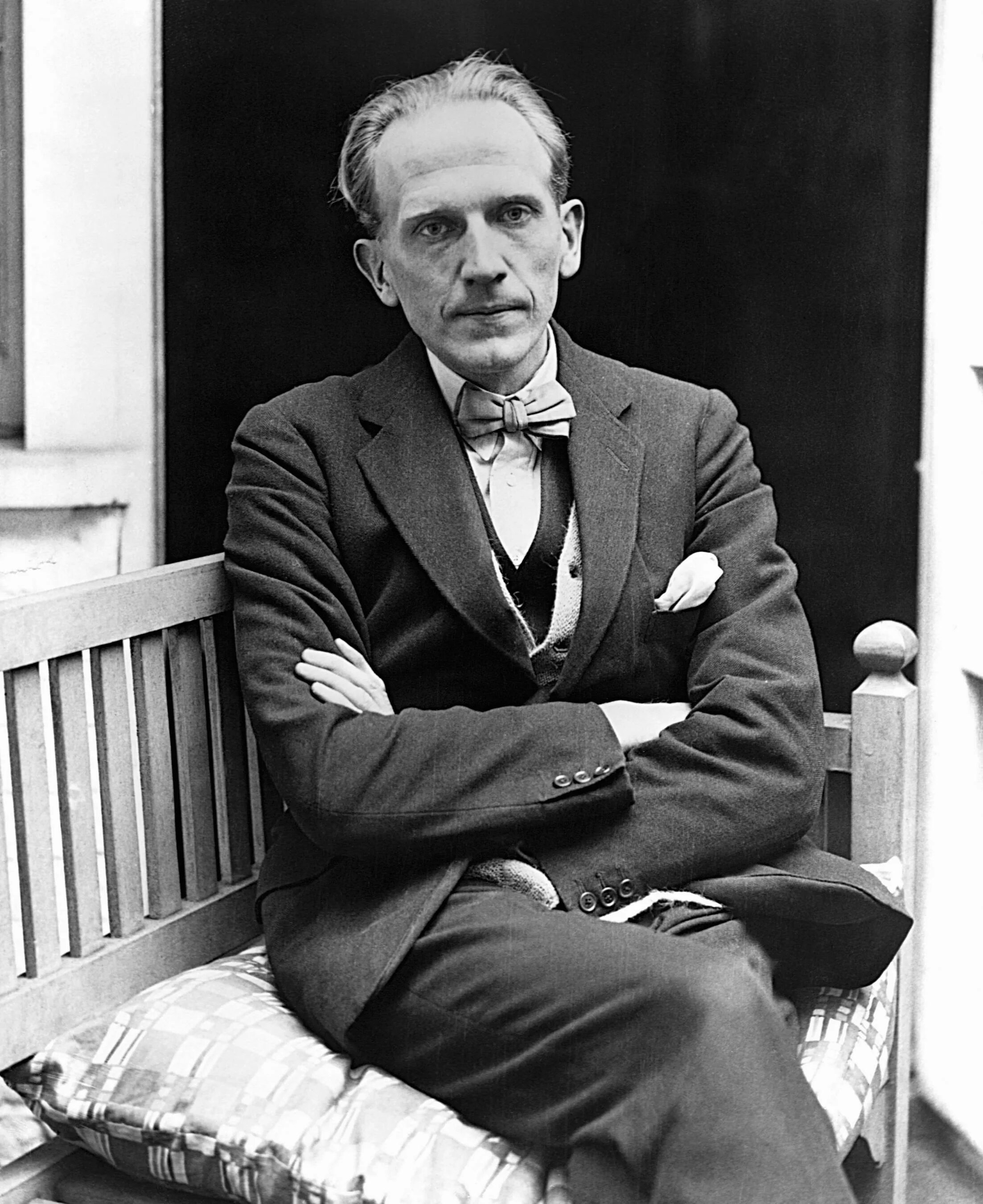 Aa photo. Аа петров. Милн портрет. Аа анонимные алкоголики. Алан александр милн.